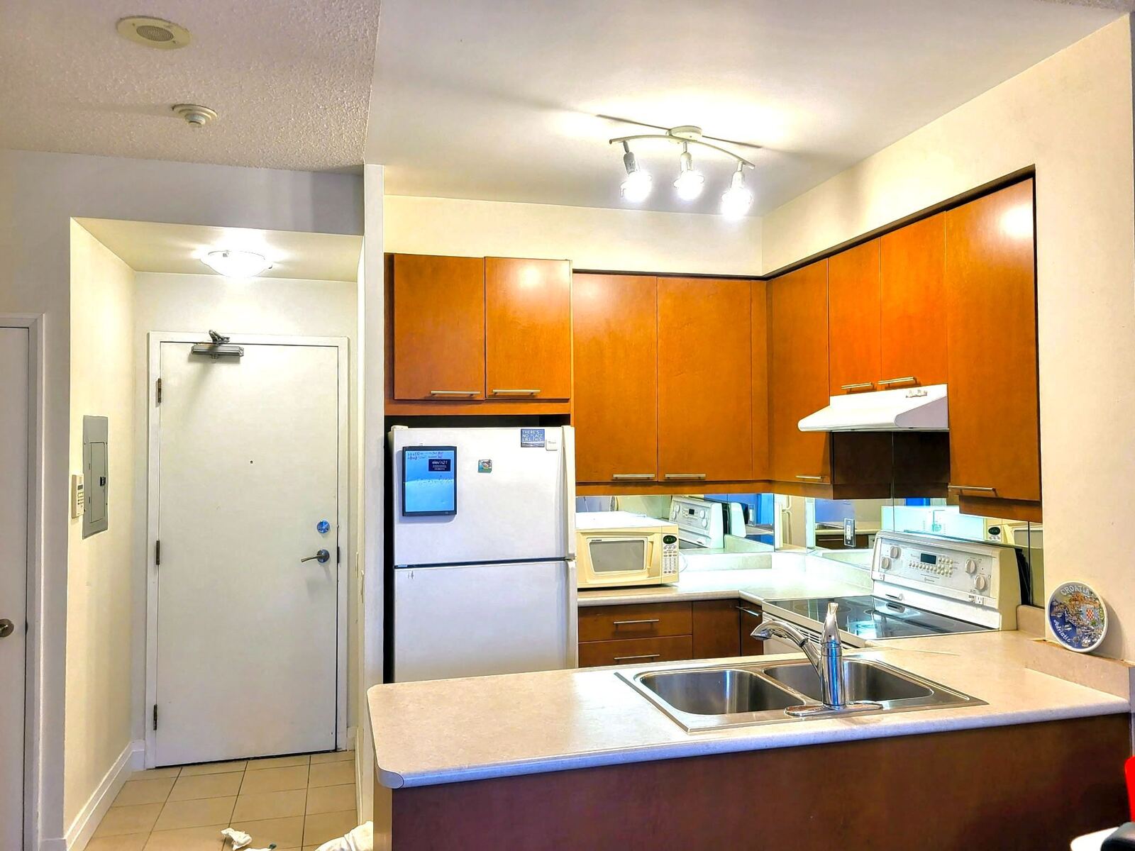 1121 Bay Street photo 8