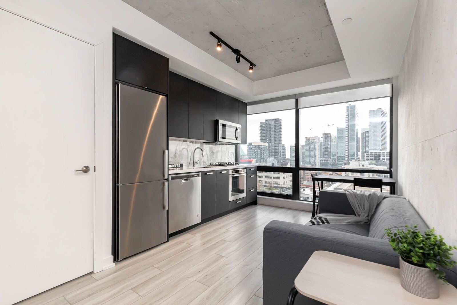 458 Richmond Street W photo 3
