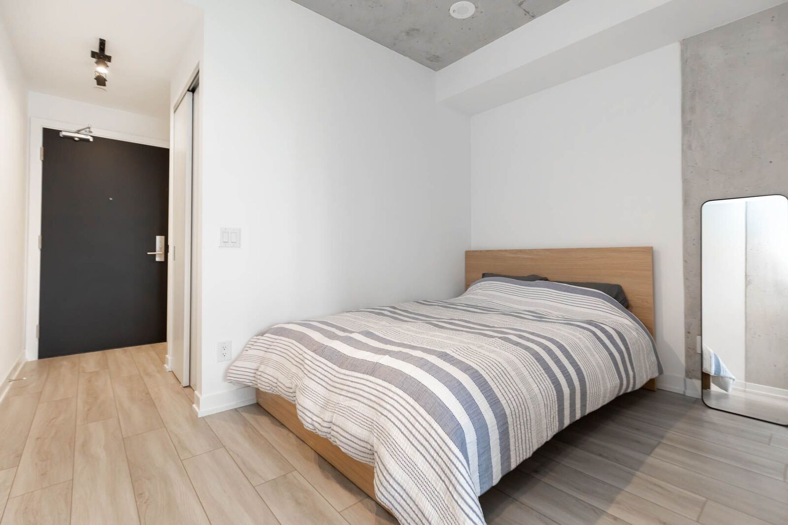 458 Richmond Street W photo 11