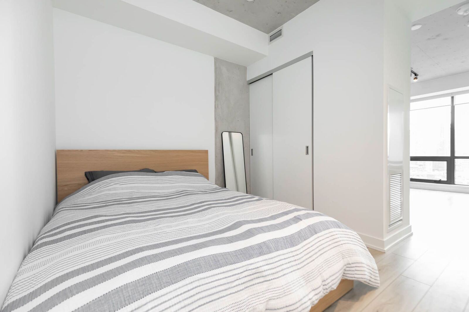 458 Richmond Street W photo 12