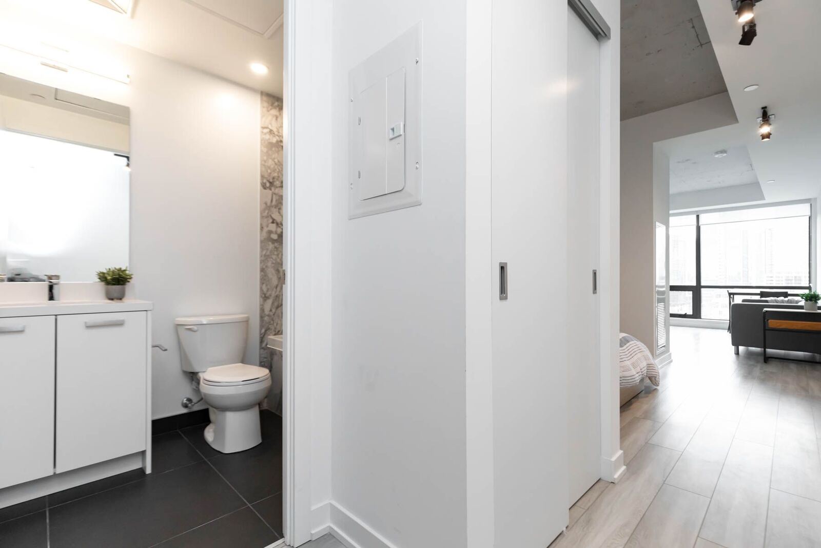 458 Richmond Street W photo 14