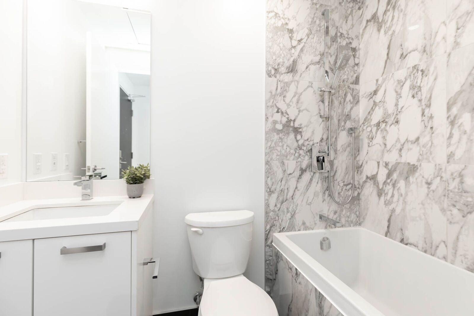 458 Richmond Street W photo 15