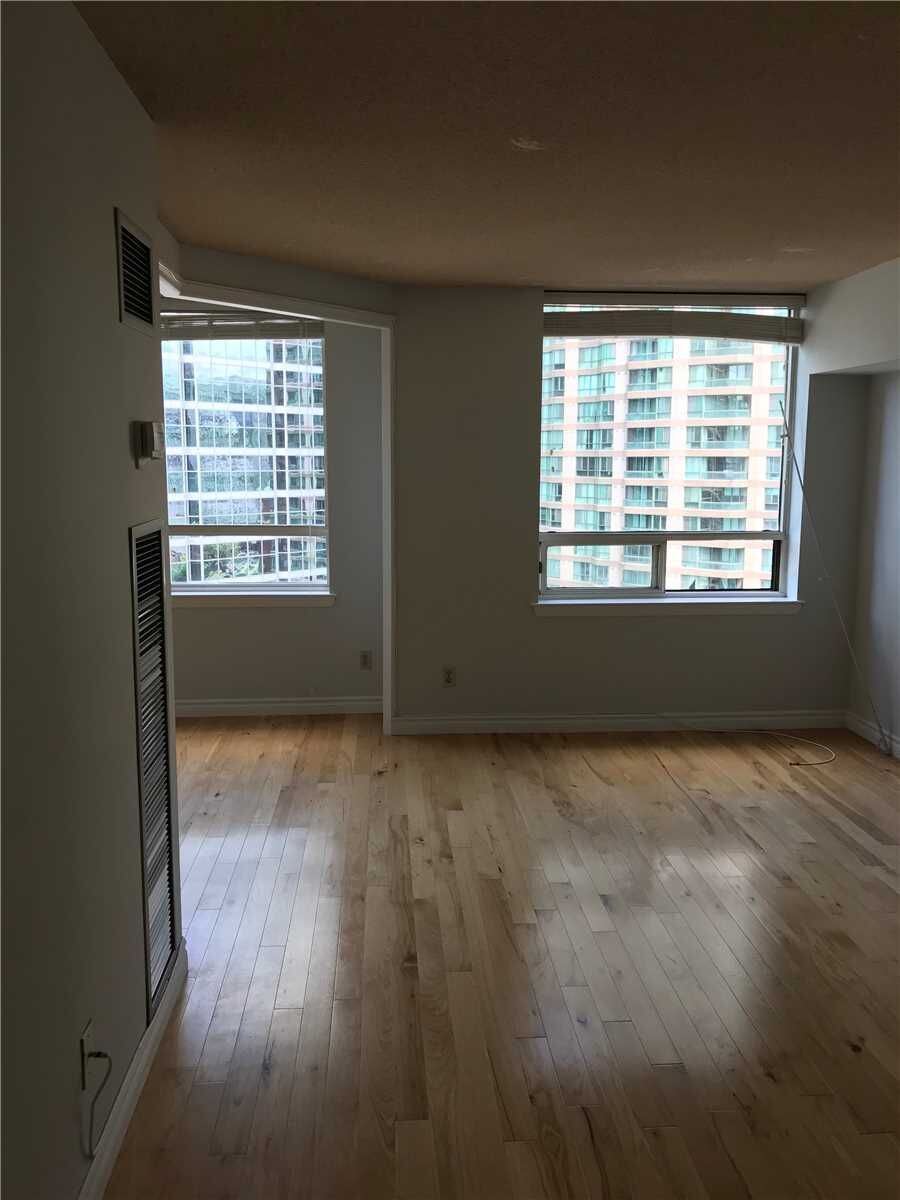 633 Bay Street photo 3