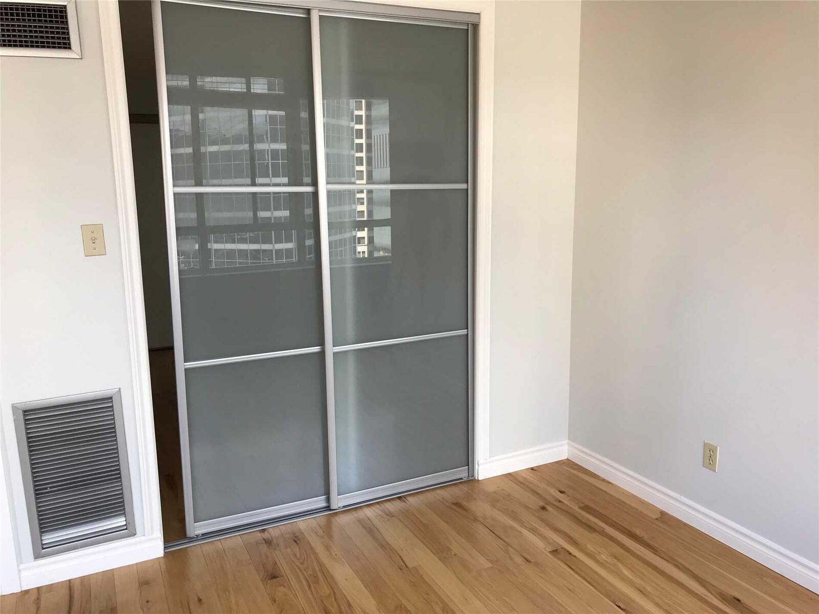633 Bay Street photo 8