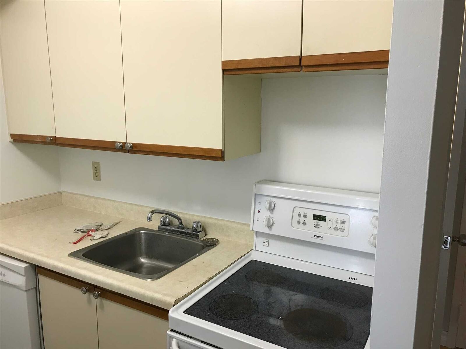 633 Bay Street photo 9