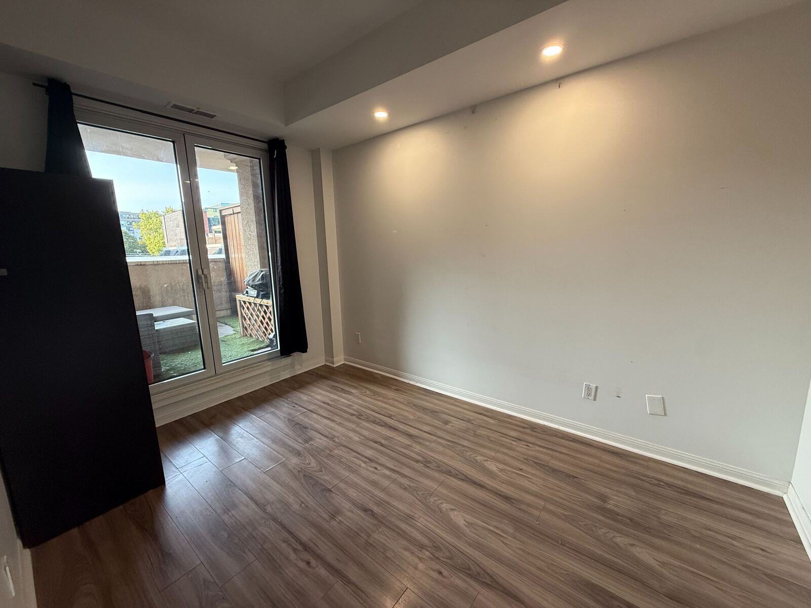 550 Front Street W photo 1