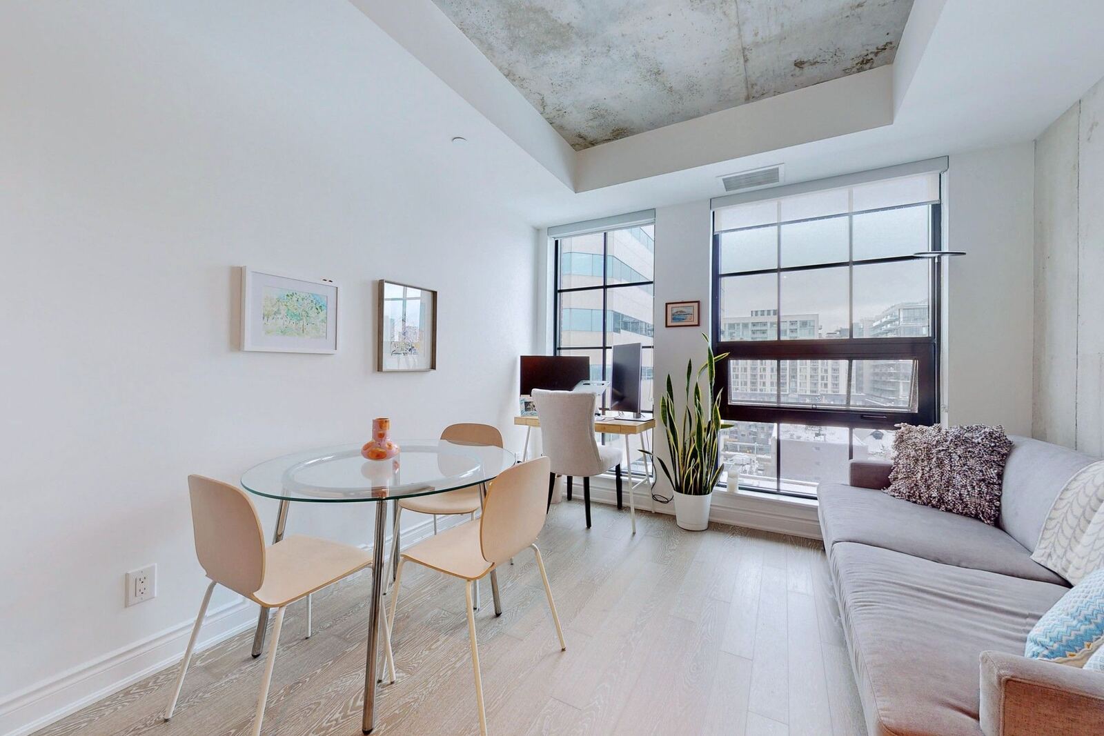 608 Richmond Street W photo 3