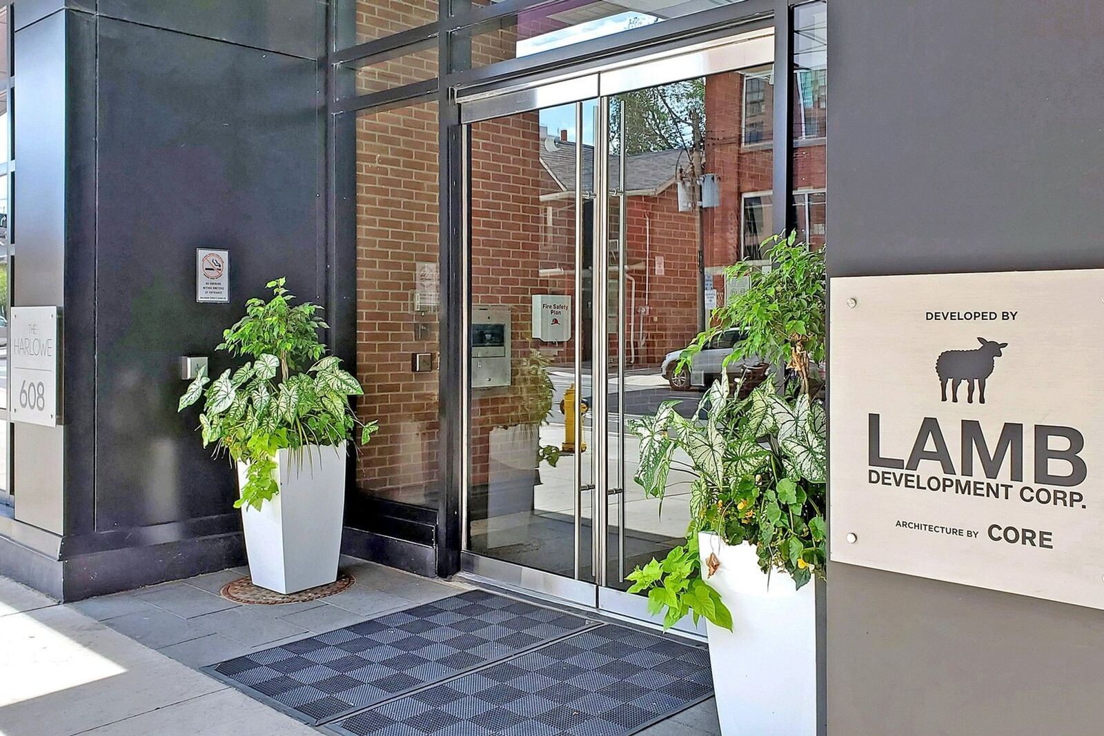 608 Richmond Street W photo 9