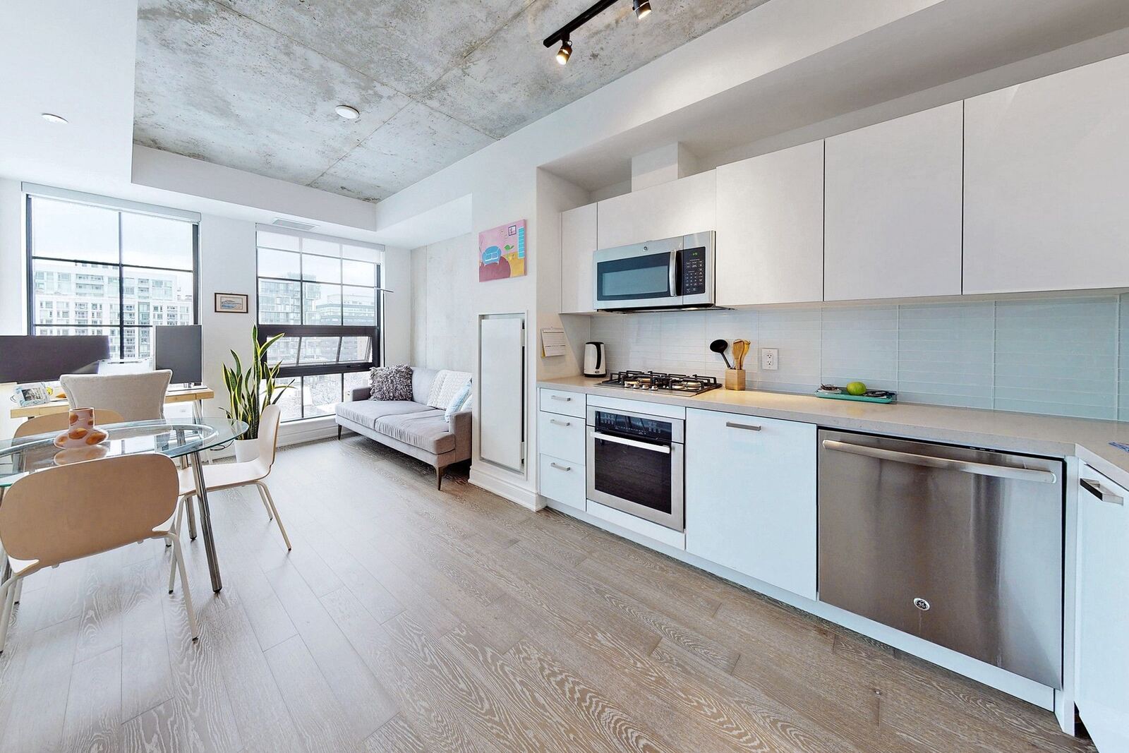608 Richmond Street W photo 21