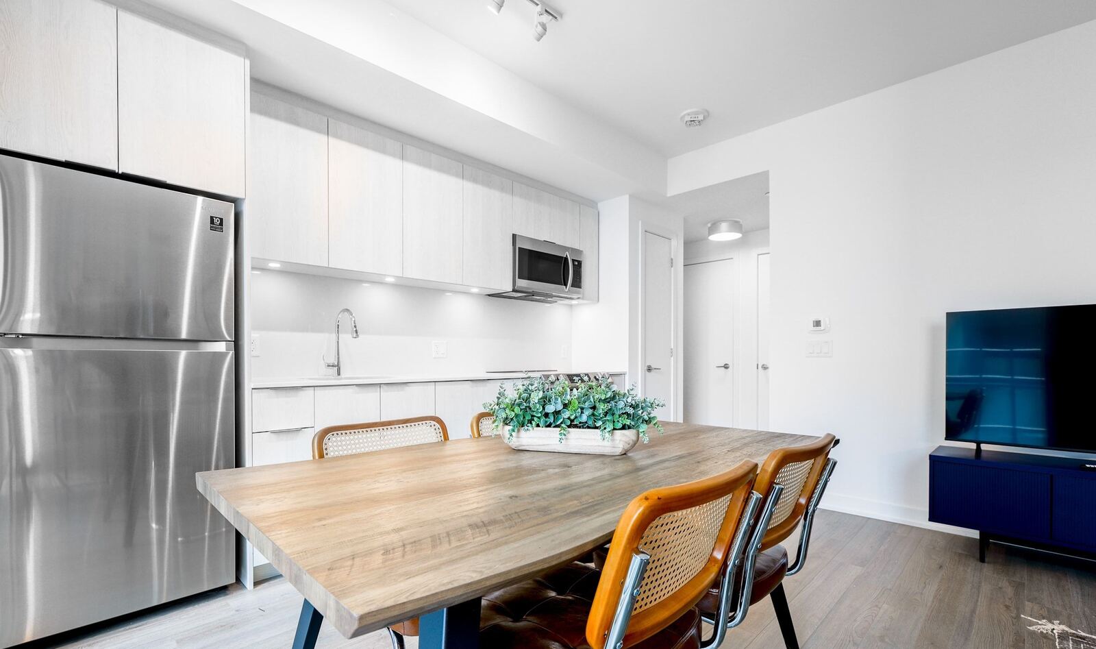 357 King Street W photo 3