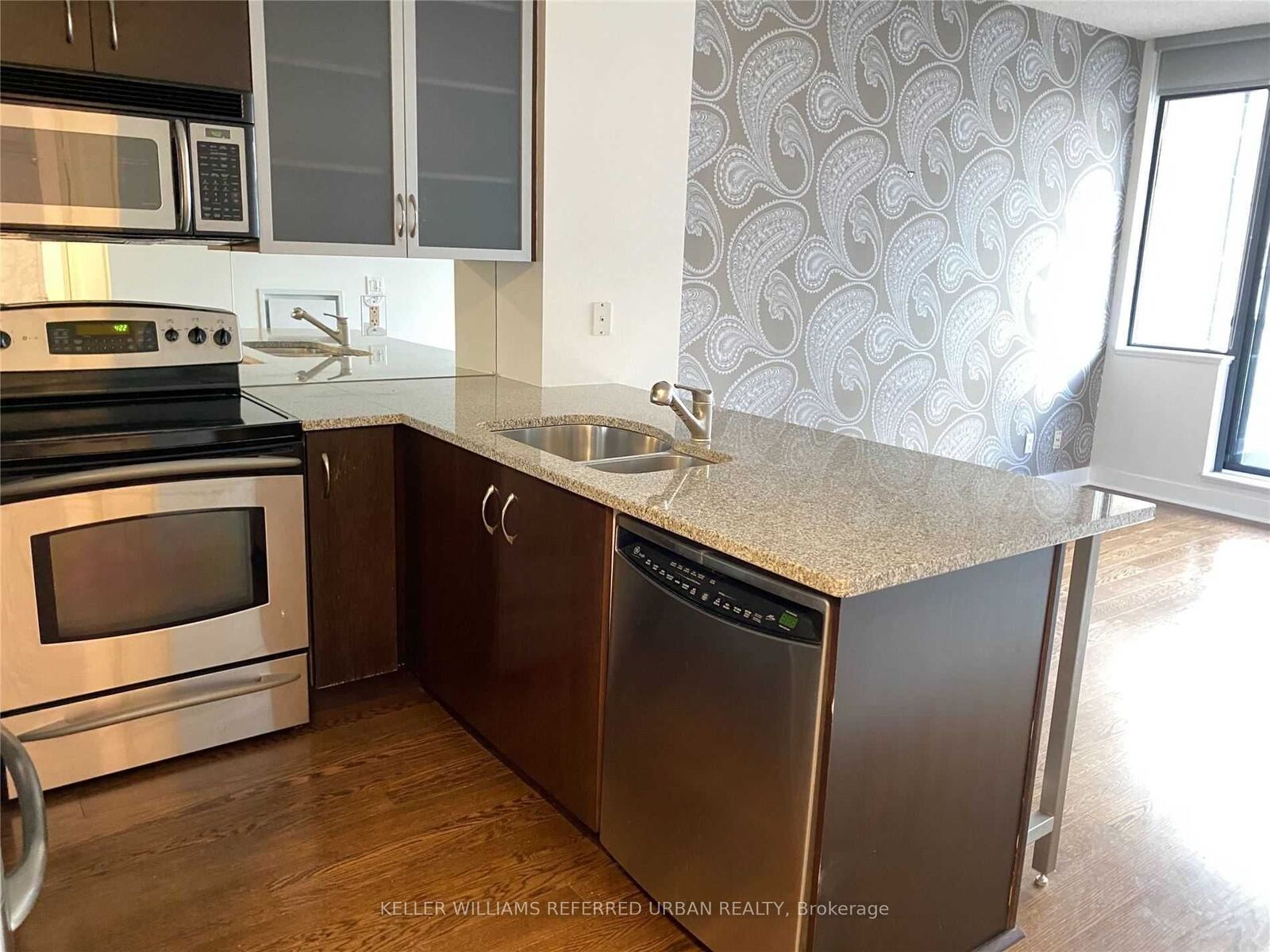 438 King Street W photo 4