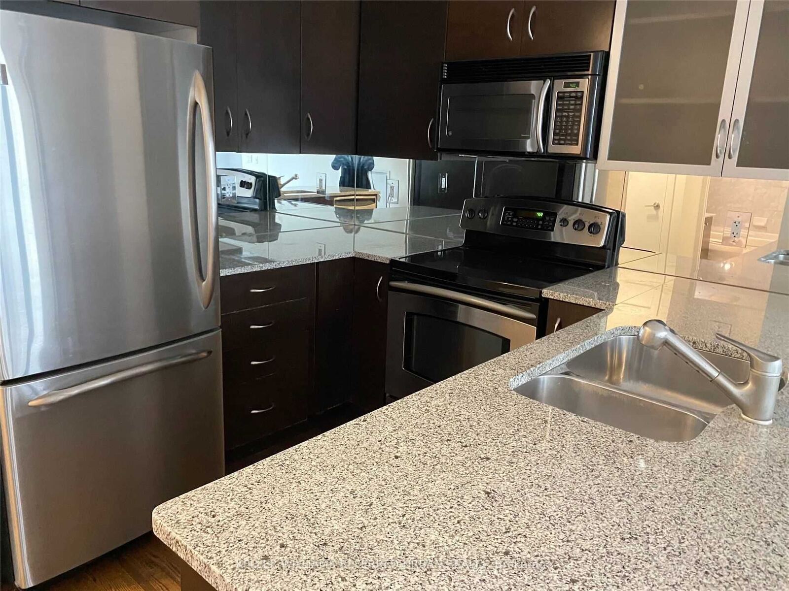 438 King Street W photo 6