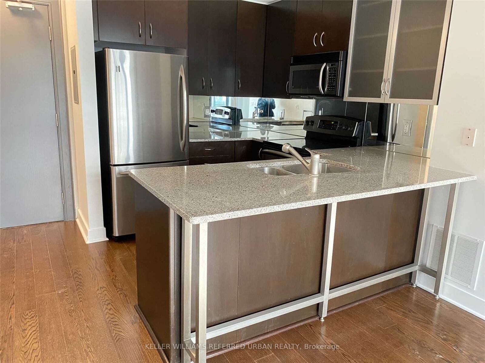 438 King Street W photo 7