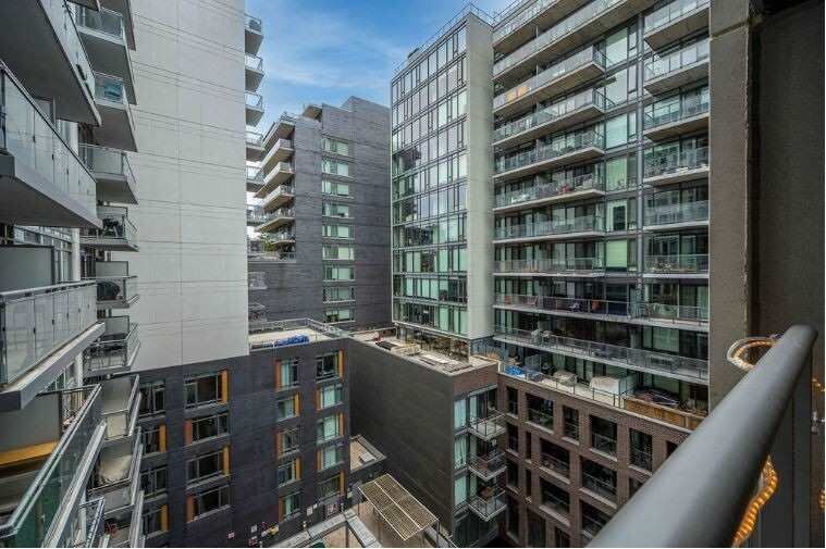 525 Adelaide Street W photo 16
