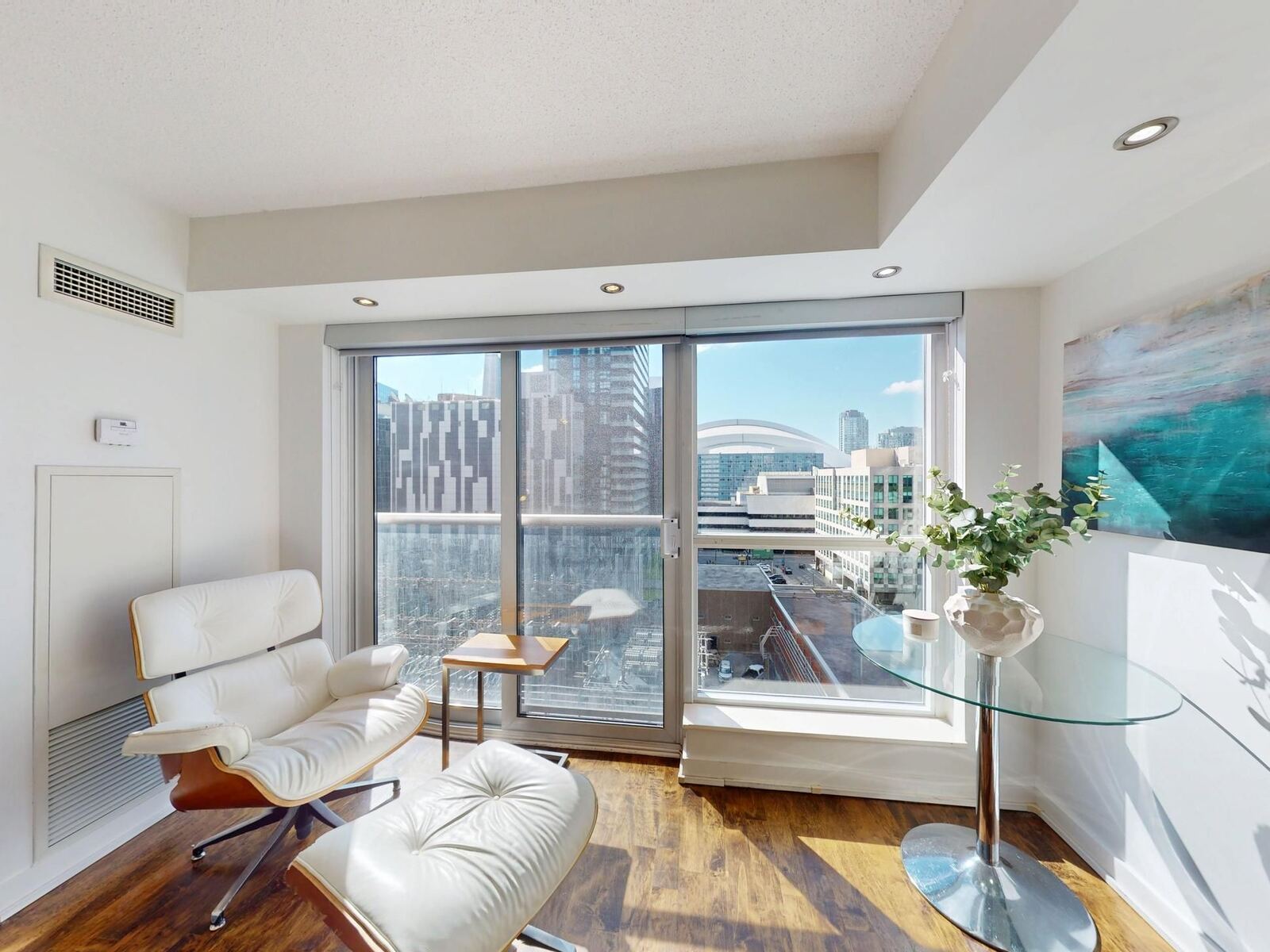 250 Wellington Street W photo 1