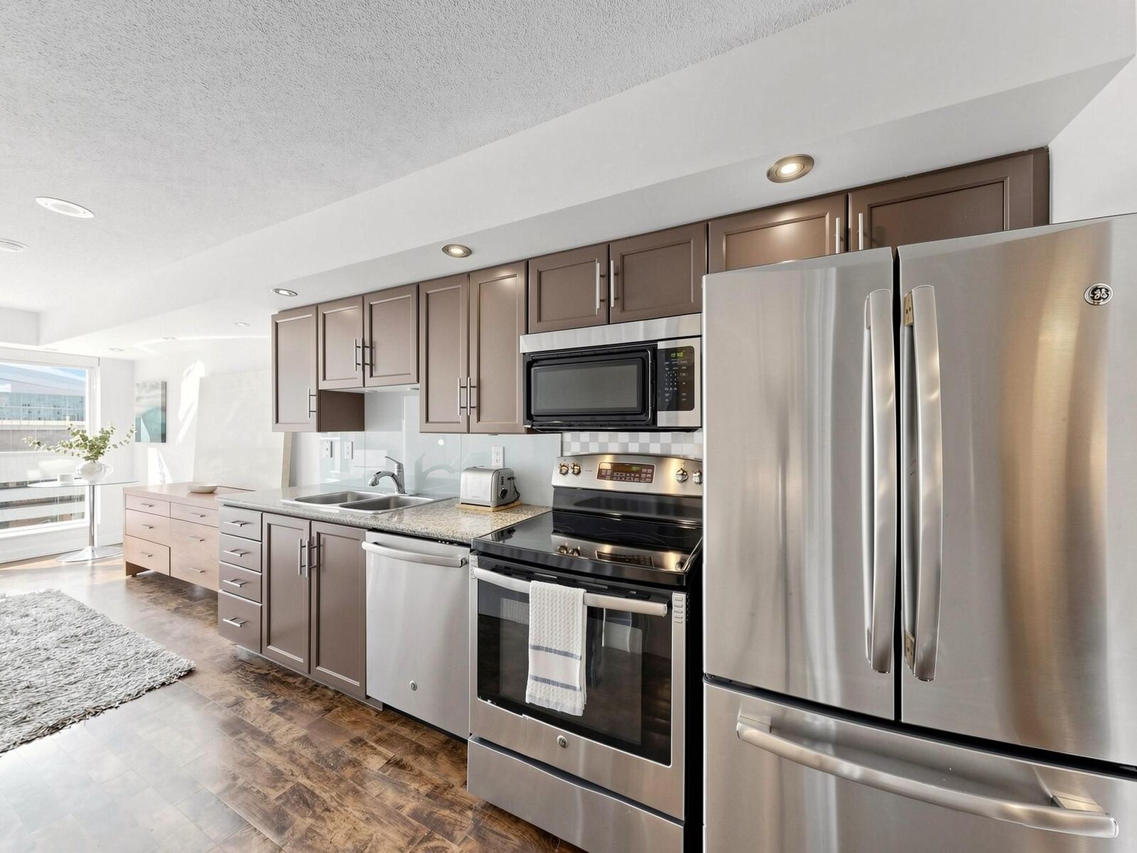250 Wellington Street W photo 4