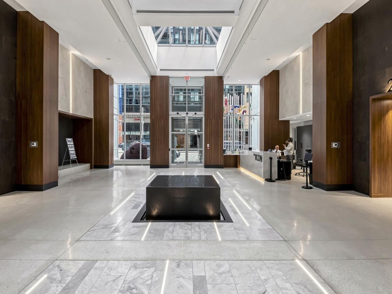 250 Wellington Street W photo 9