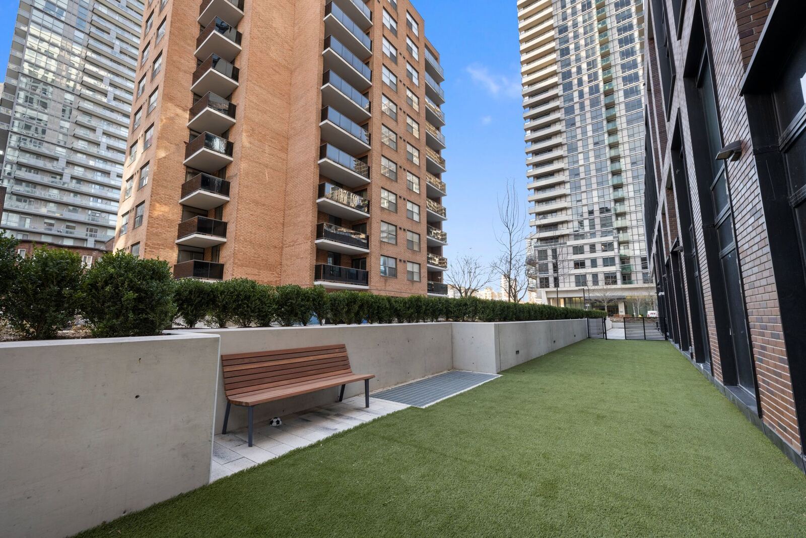 101 Roehampton Avenue photo 36