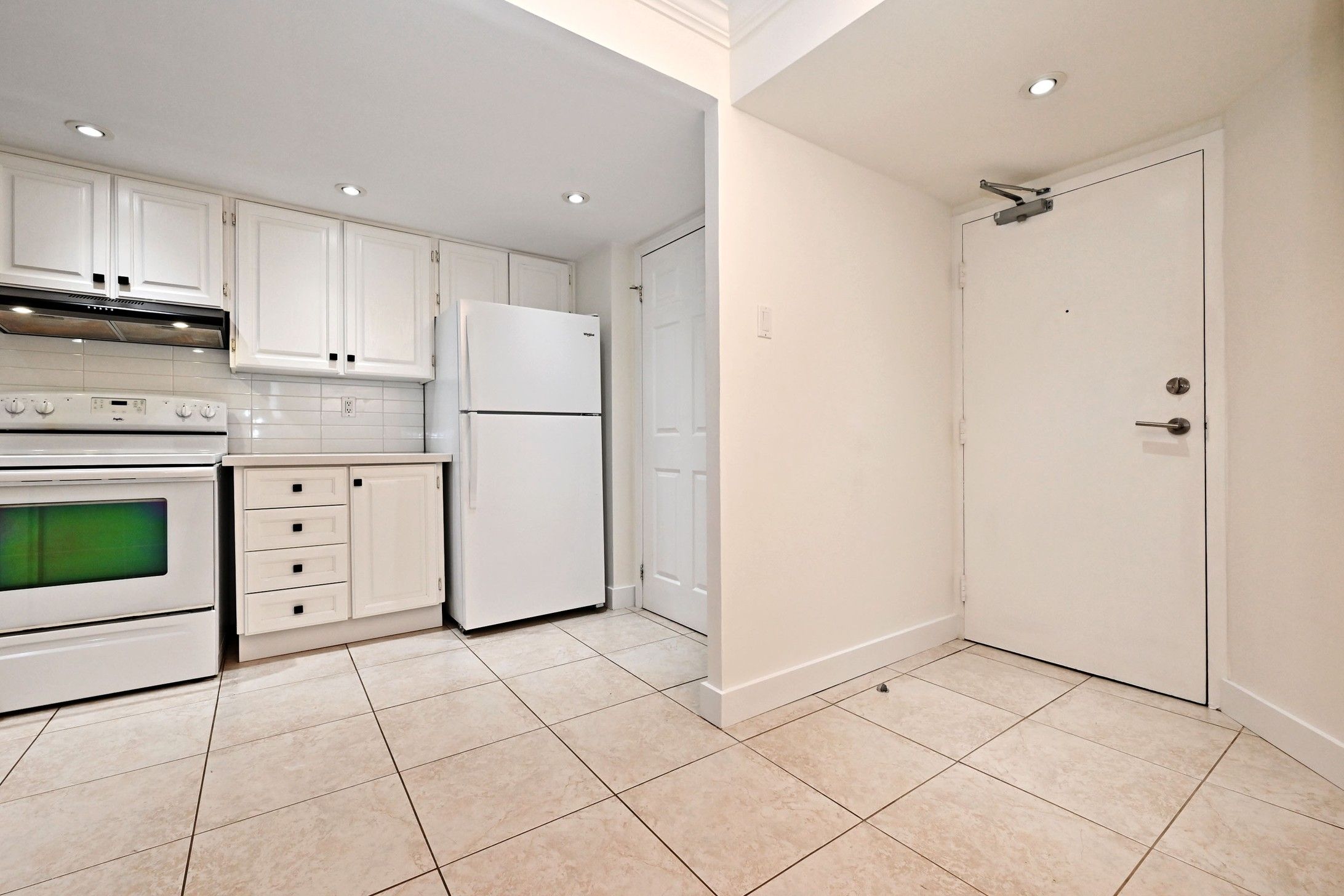 77 Maitland Place photo 4