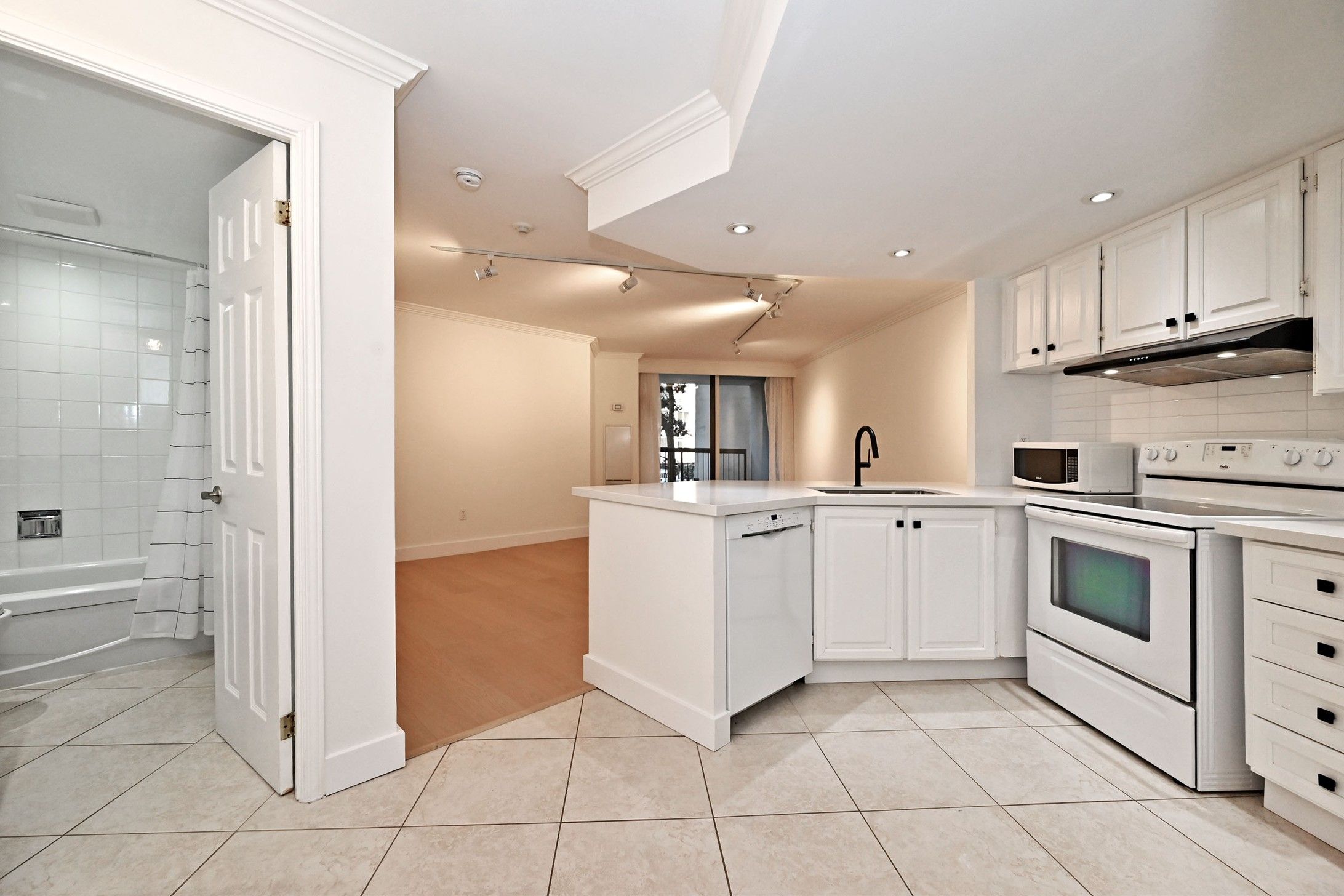 77 Maitland Place photo 5