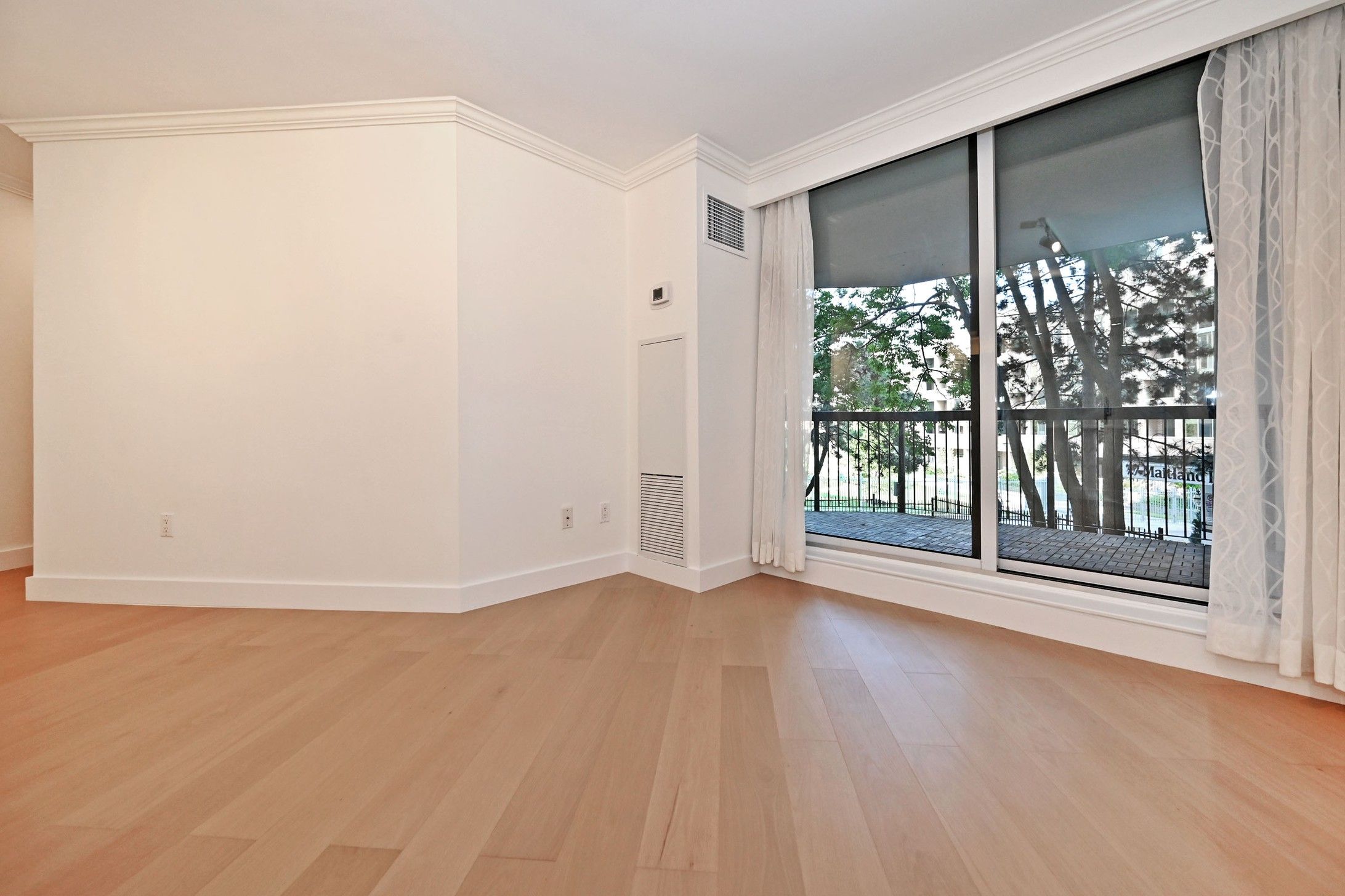 77 Maitland Place photo 8