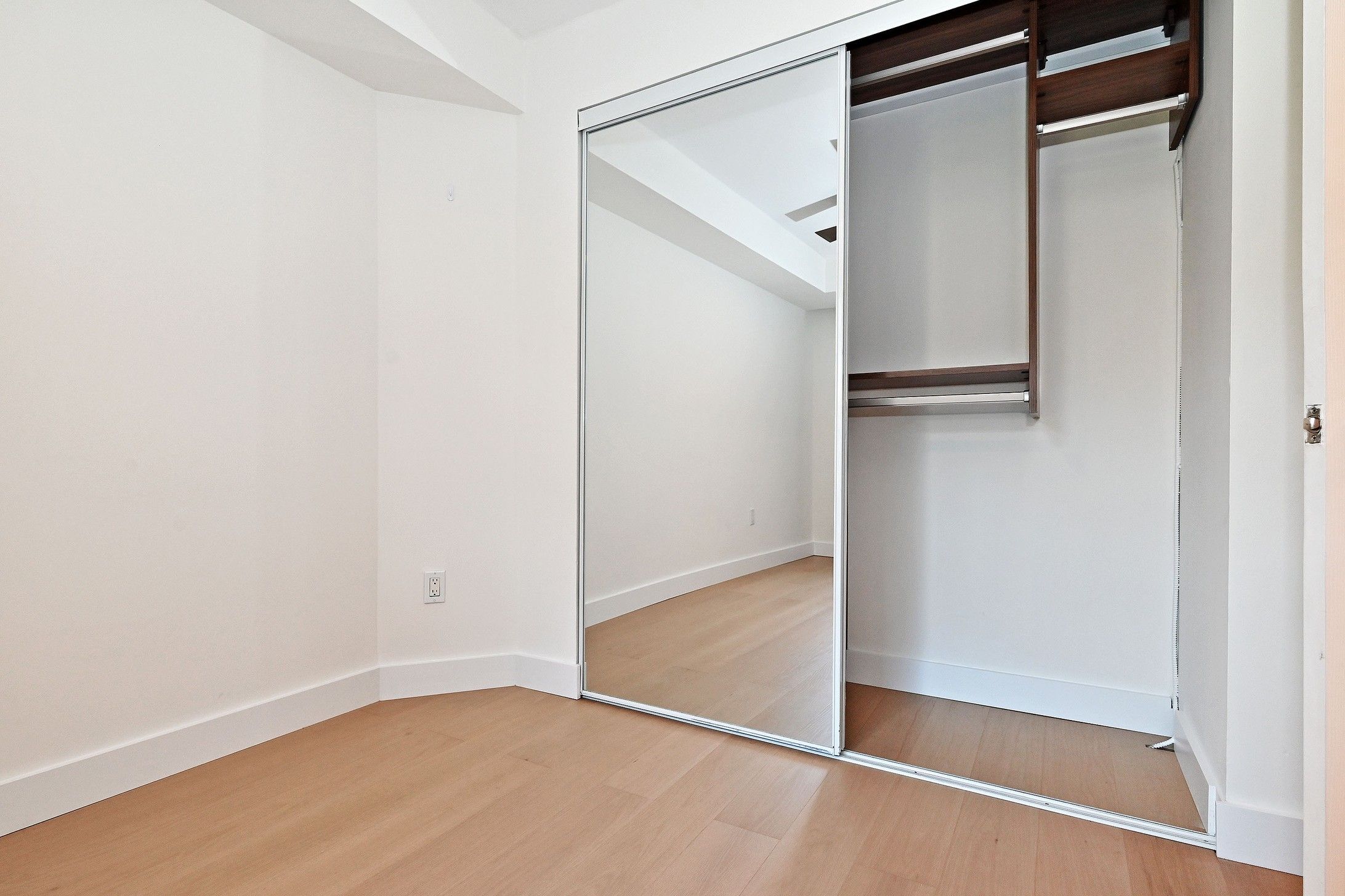 77 Maitland Place photo 33