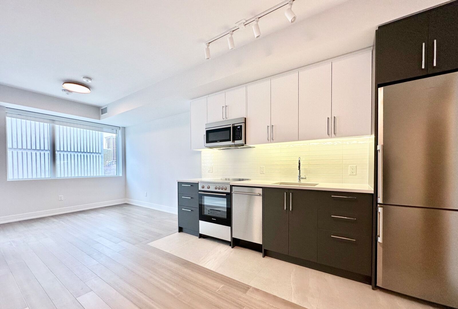 664 Spadina Avenue photo 1
