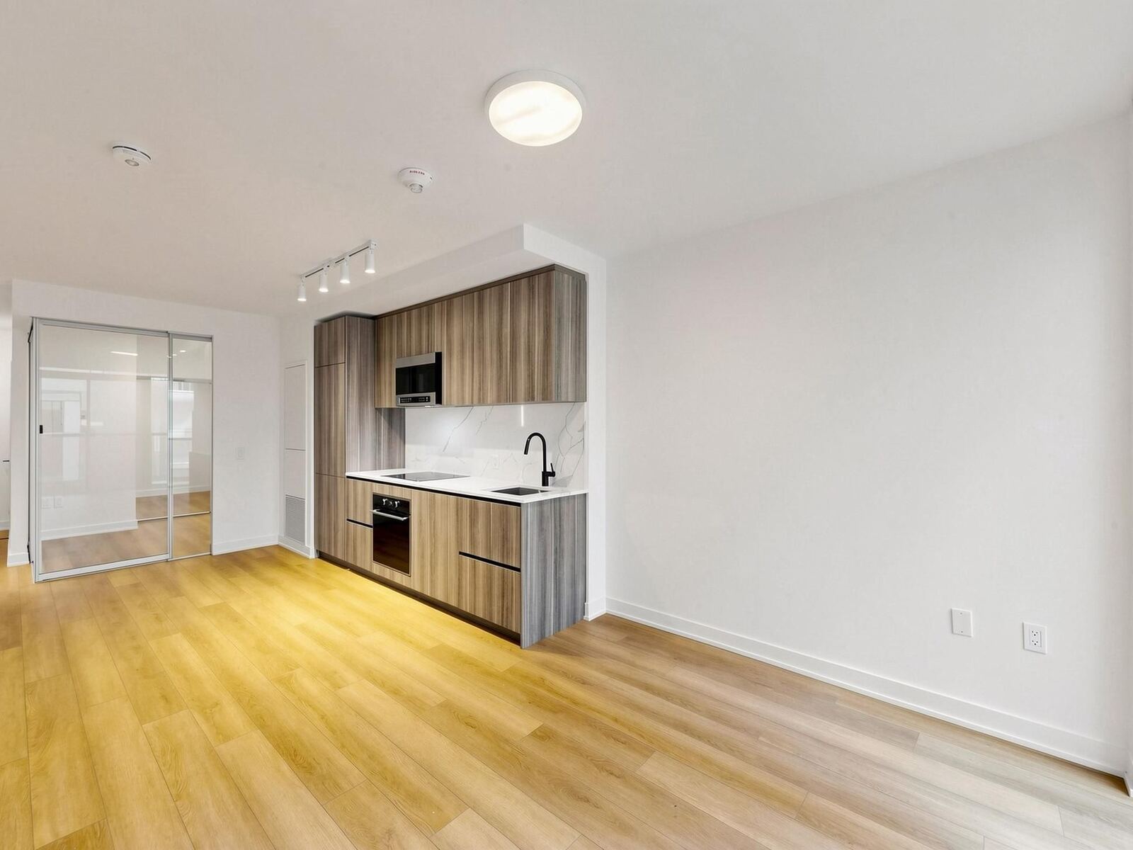 117 Broadway Avenue W photo 2