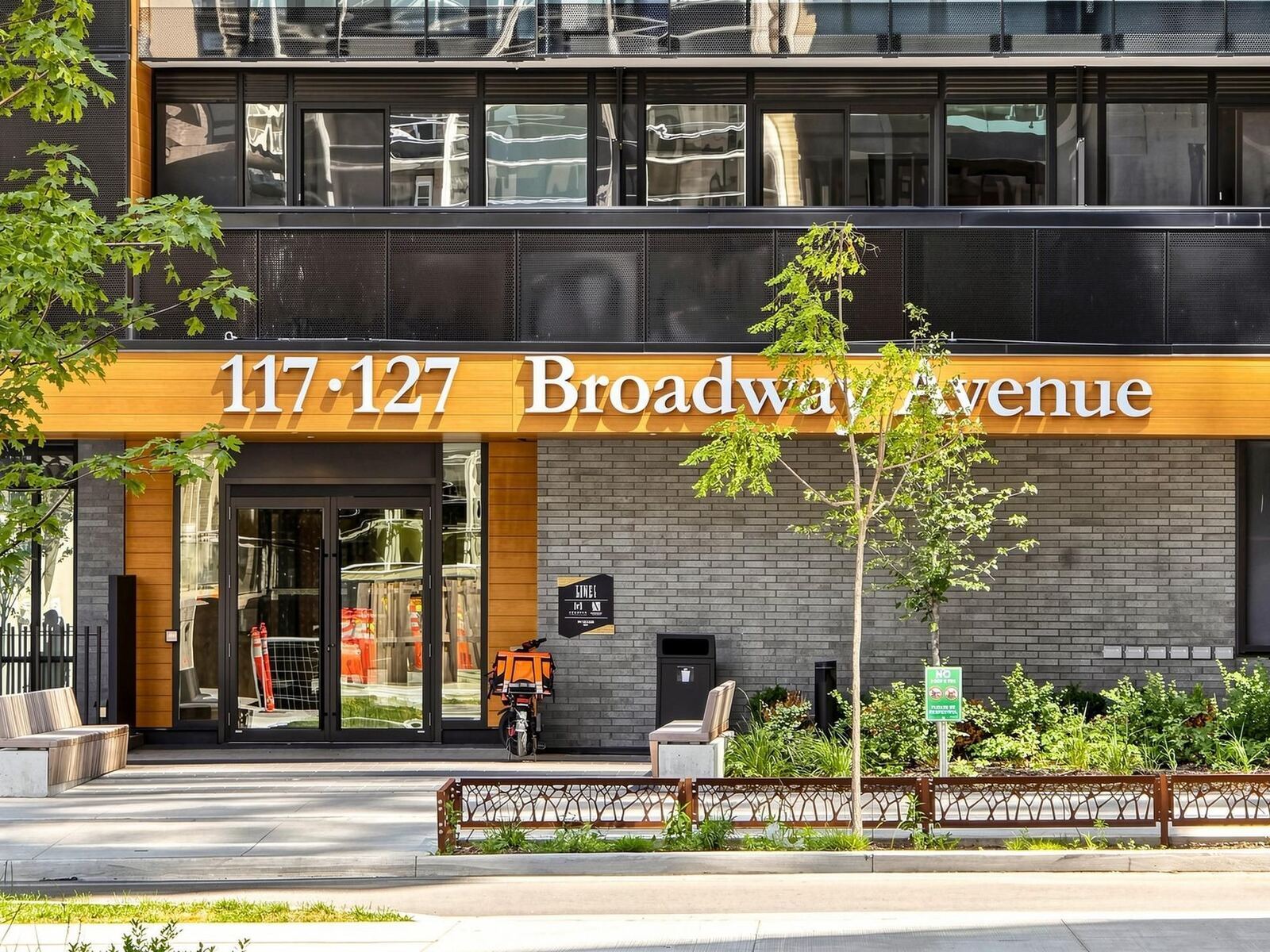 117 Broadway Avenue W photo 7