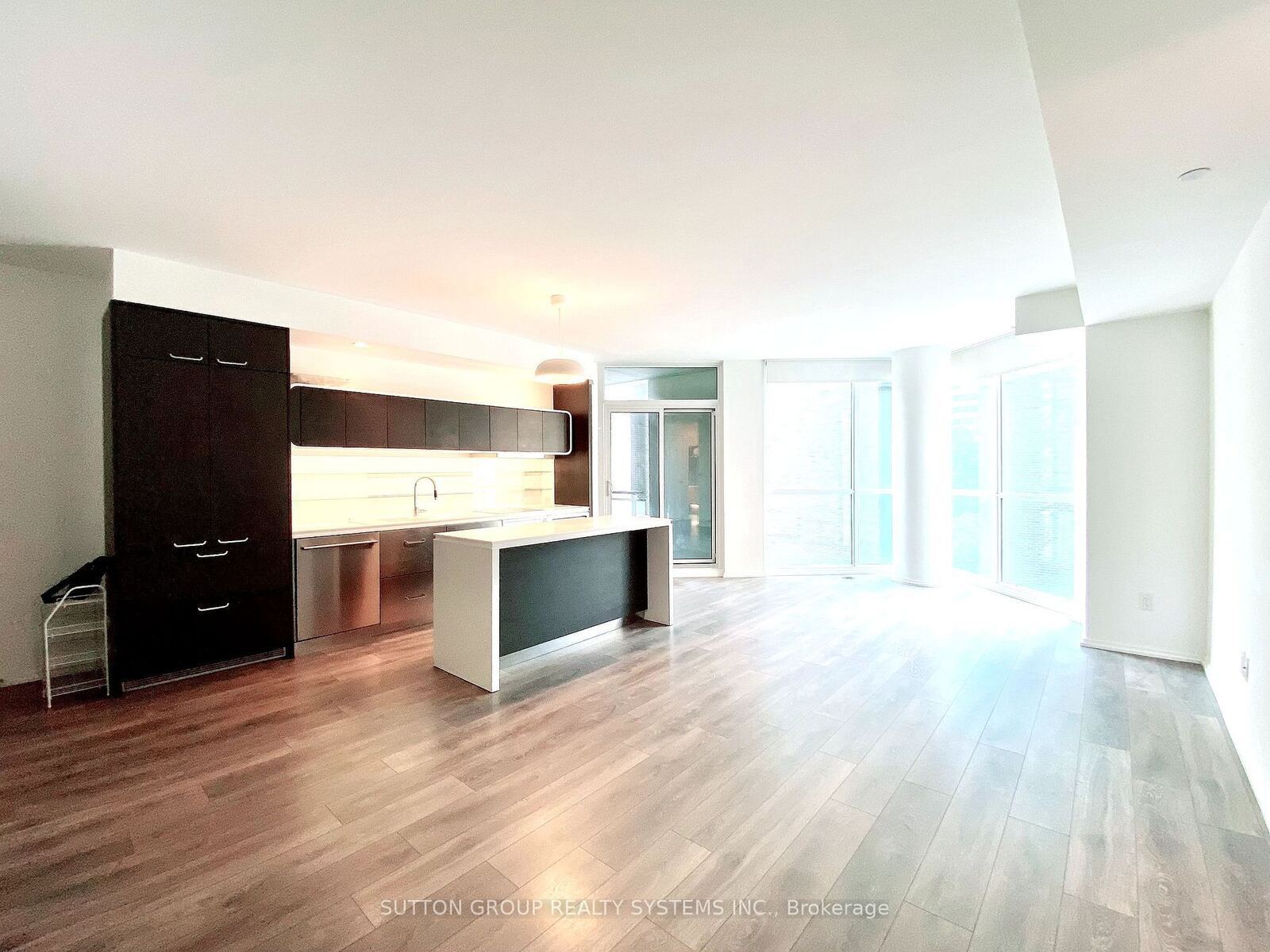 45 Charles Street E photo 2