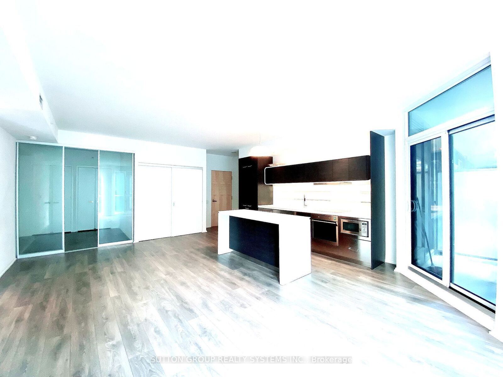 45 Charles Street E photo 3
