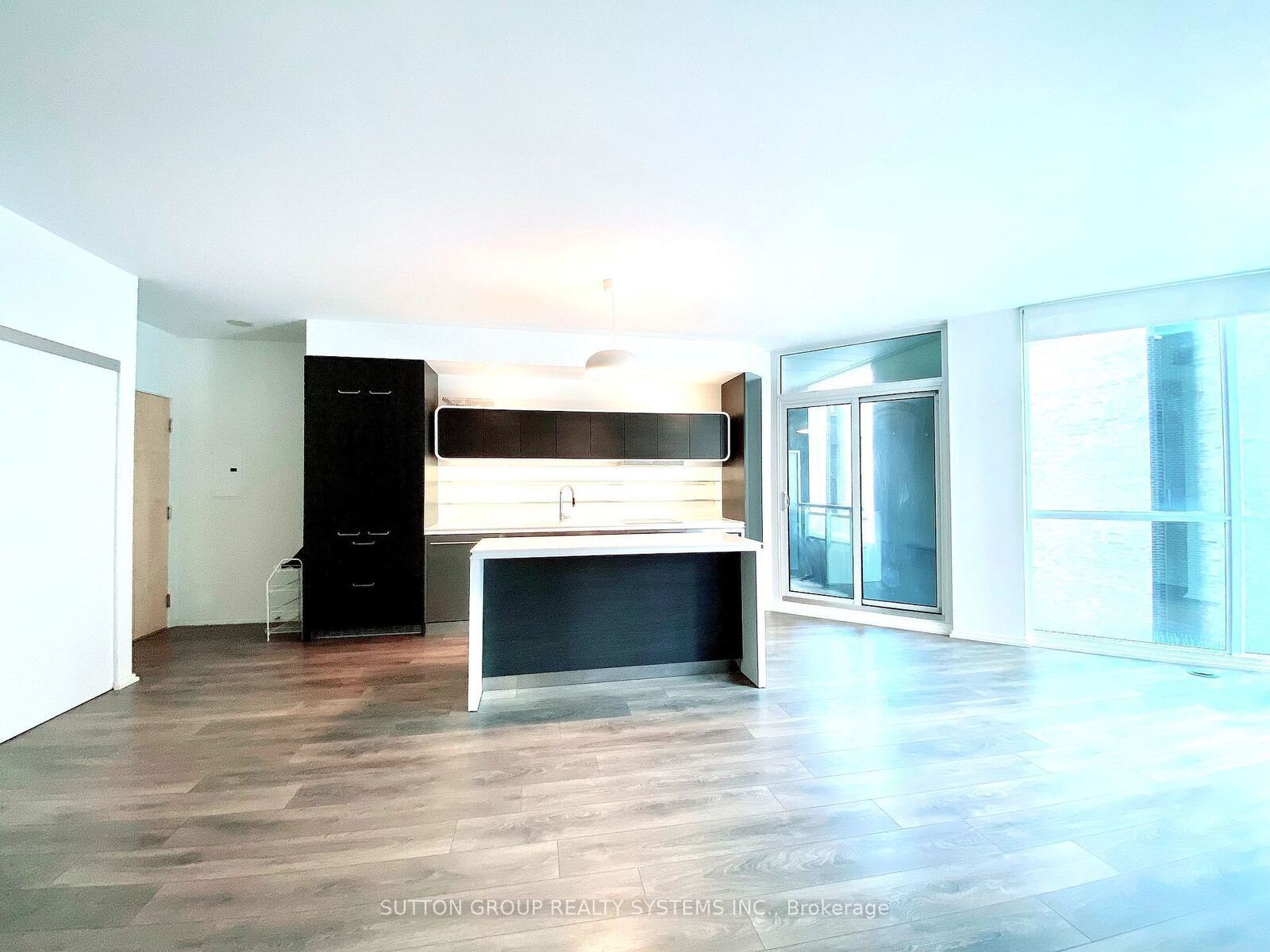 45 Charles Street E photo 4