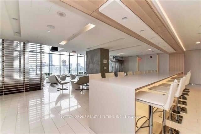 45 Charles Street E photo 9