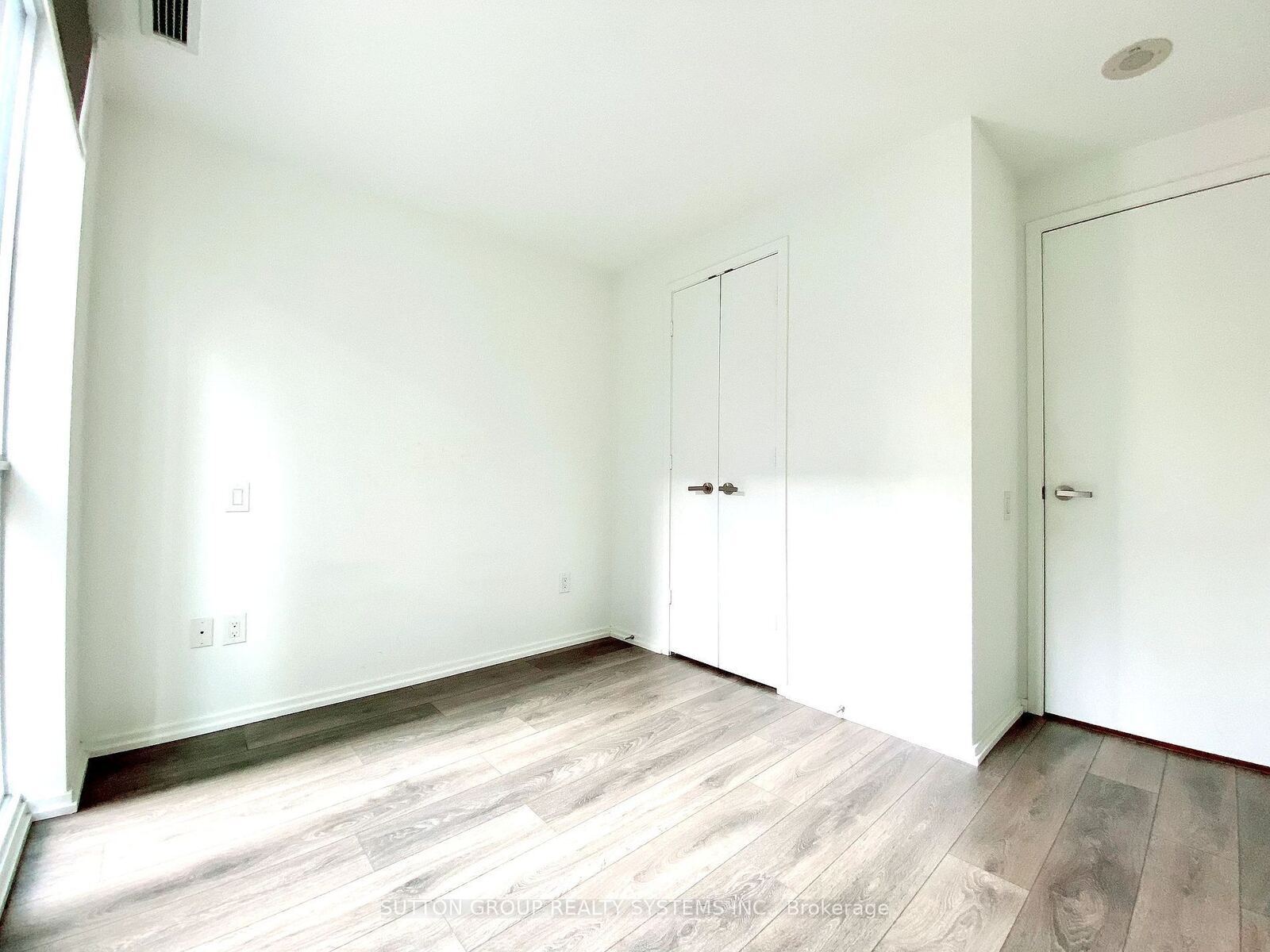 45 Charles Street E photo 17
