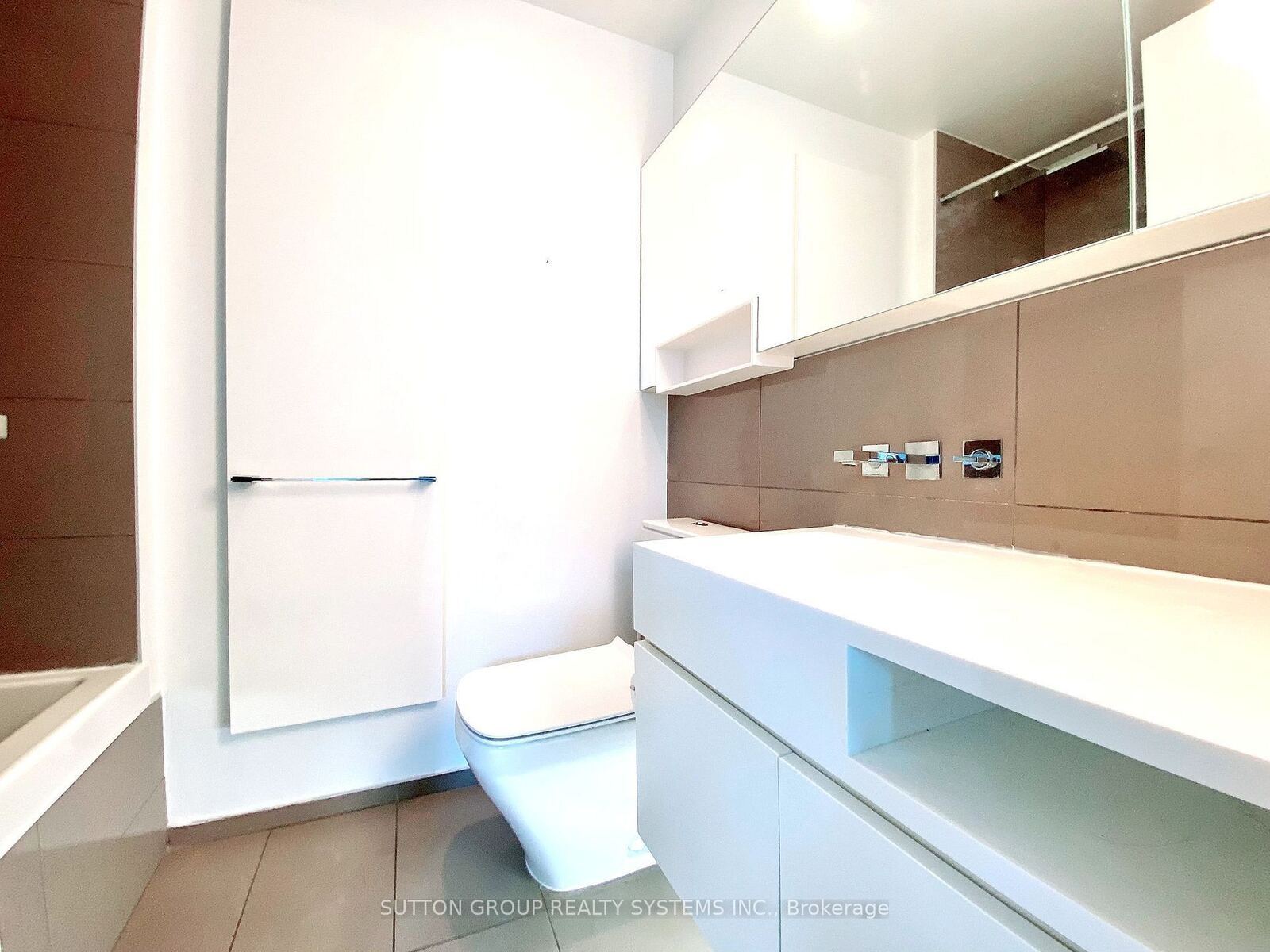 45 Charles Street E photo 21