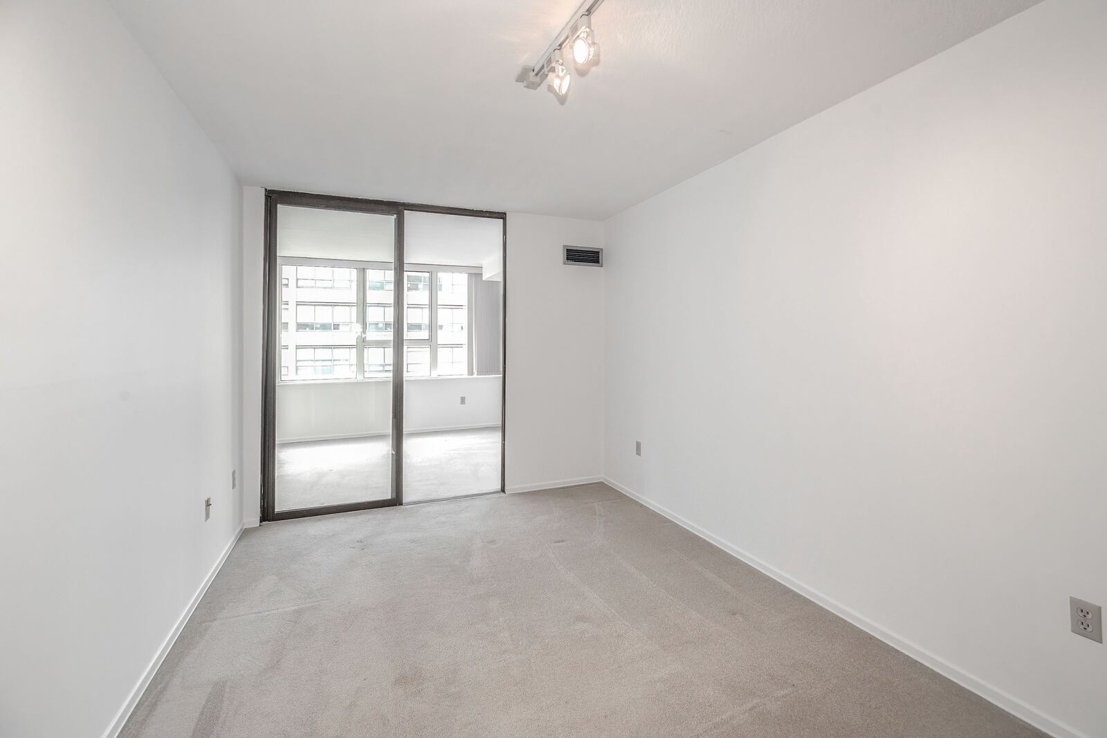 45 Carlton Street photo 3