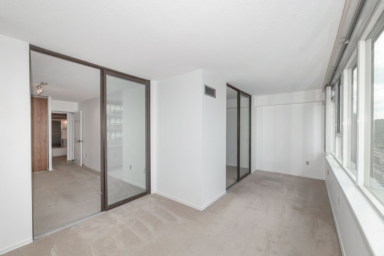 45 Carlton Street photo 19