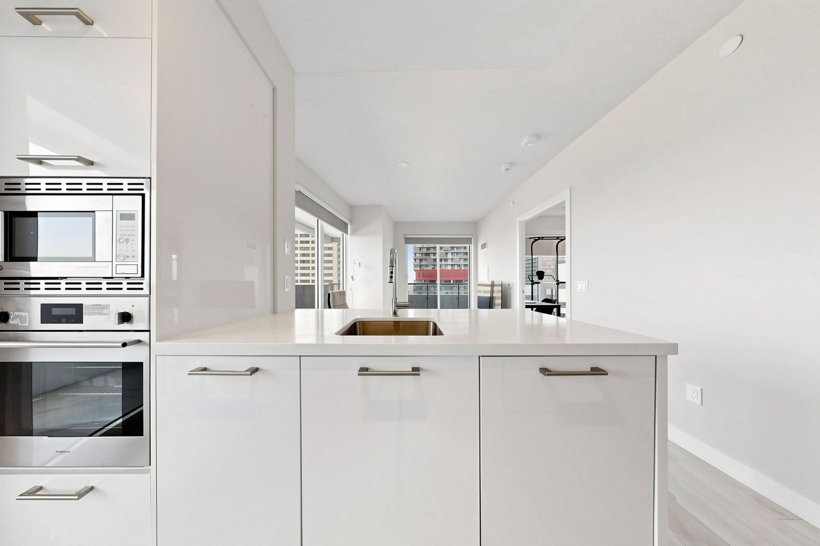 2221 Yonge Street photo 2