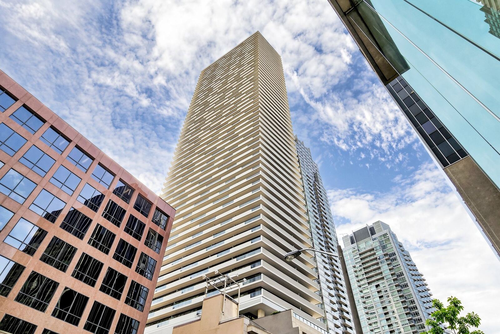 2221 Yonge Street photo 6
