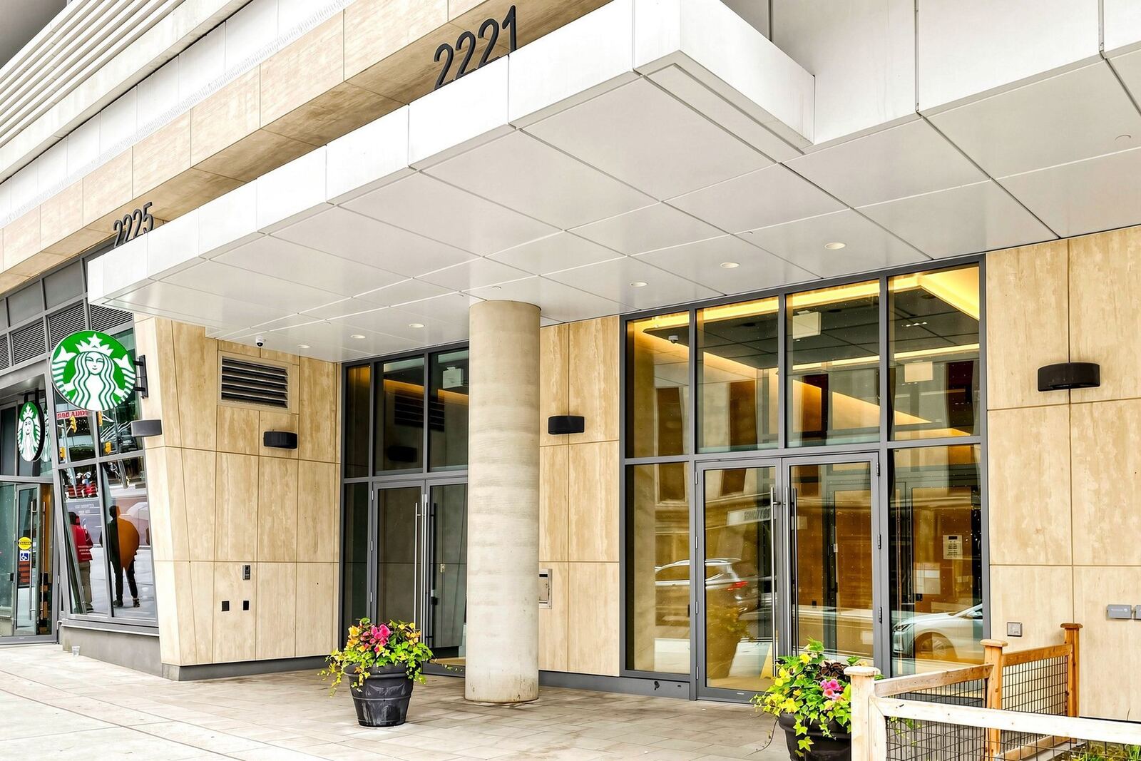 2221 Yonge Street photo 8