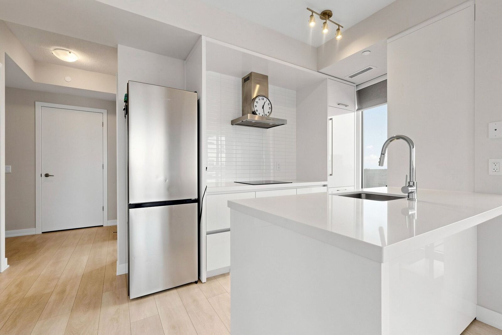 2221 Yonge Street photo 12