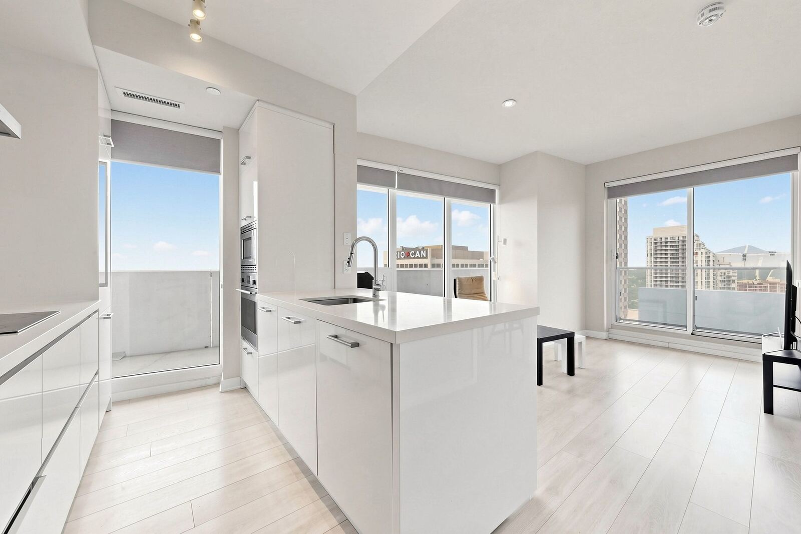 2221 Yonge Street photo 14
