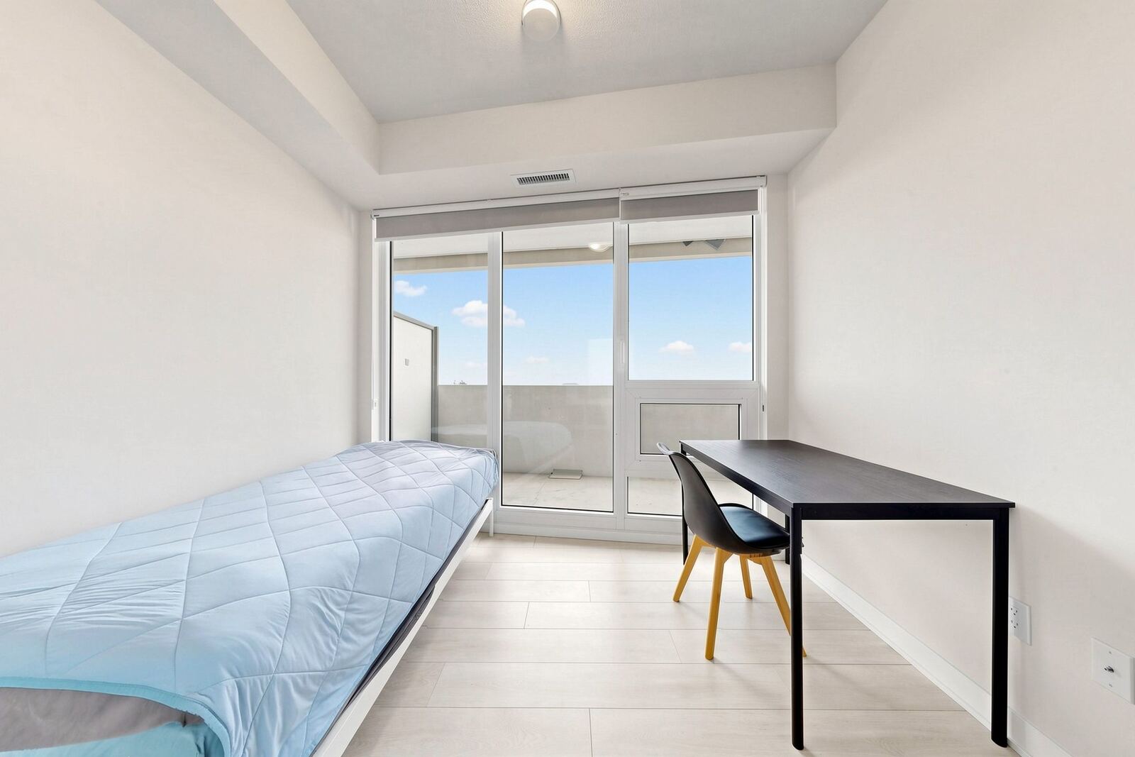 2221 Yonge Street photo 22