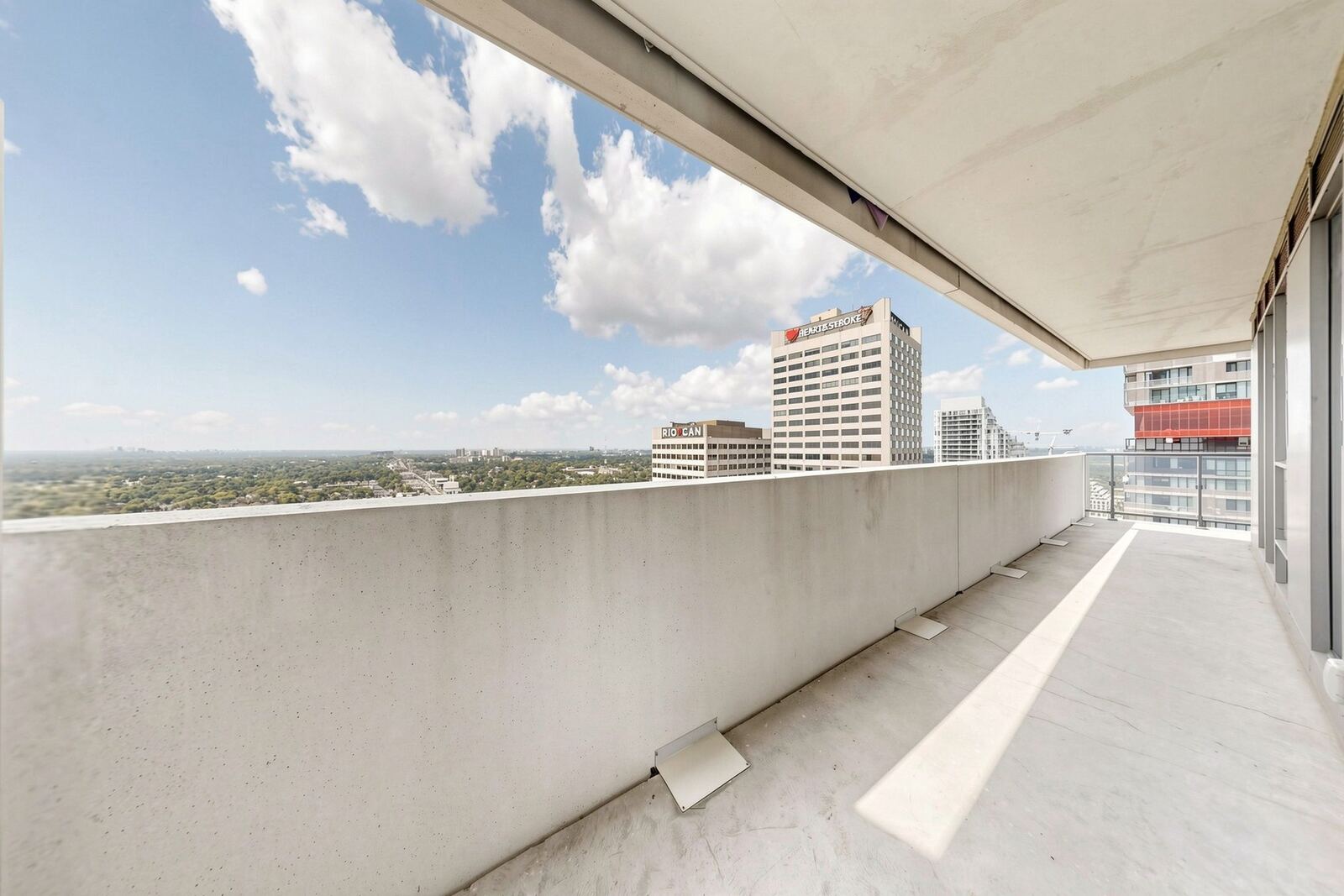 2221 Yonge Street photo 32