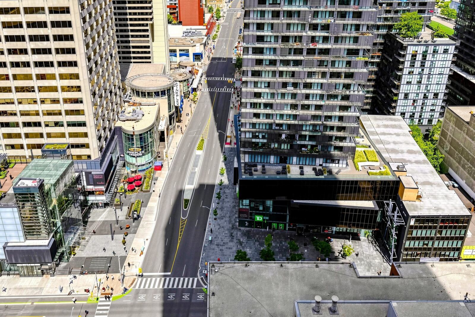 2221 Yonge Street photo 33