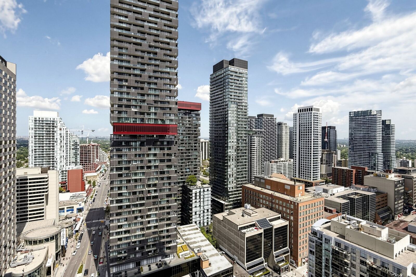 2221 Yonge Street photo 34