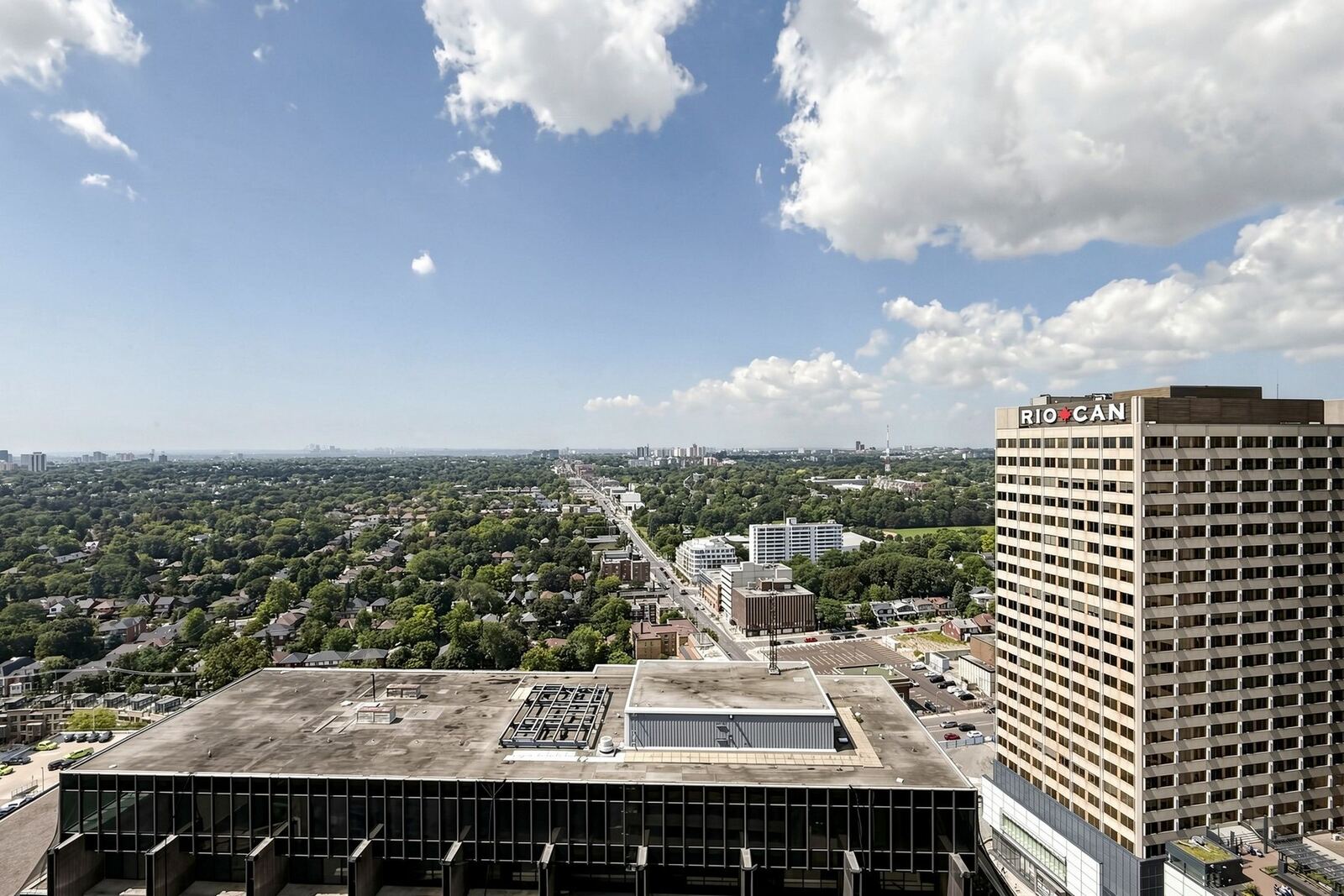 2221 Yonge Street photo 35