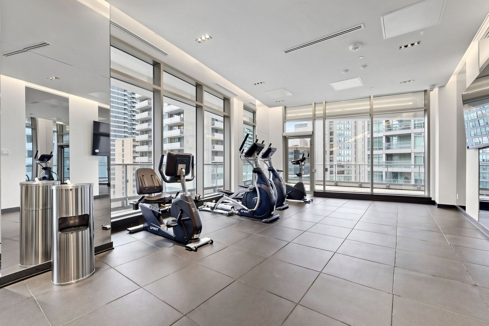 2221 Yonge Street photo 39