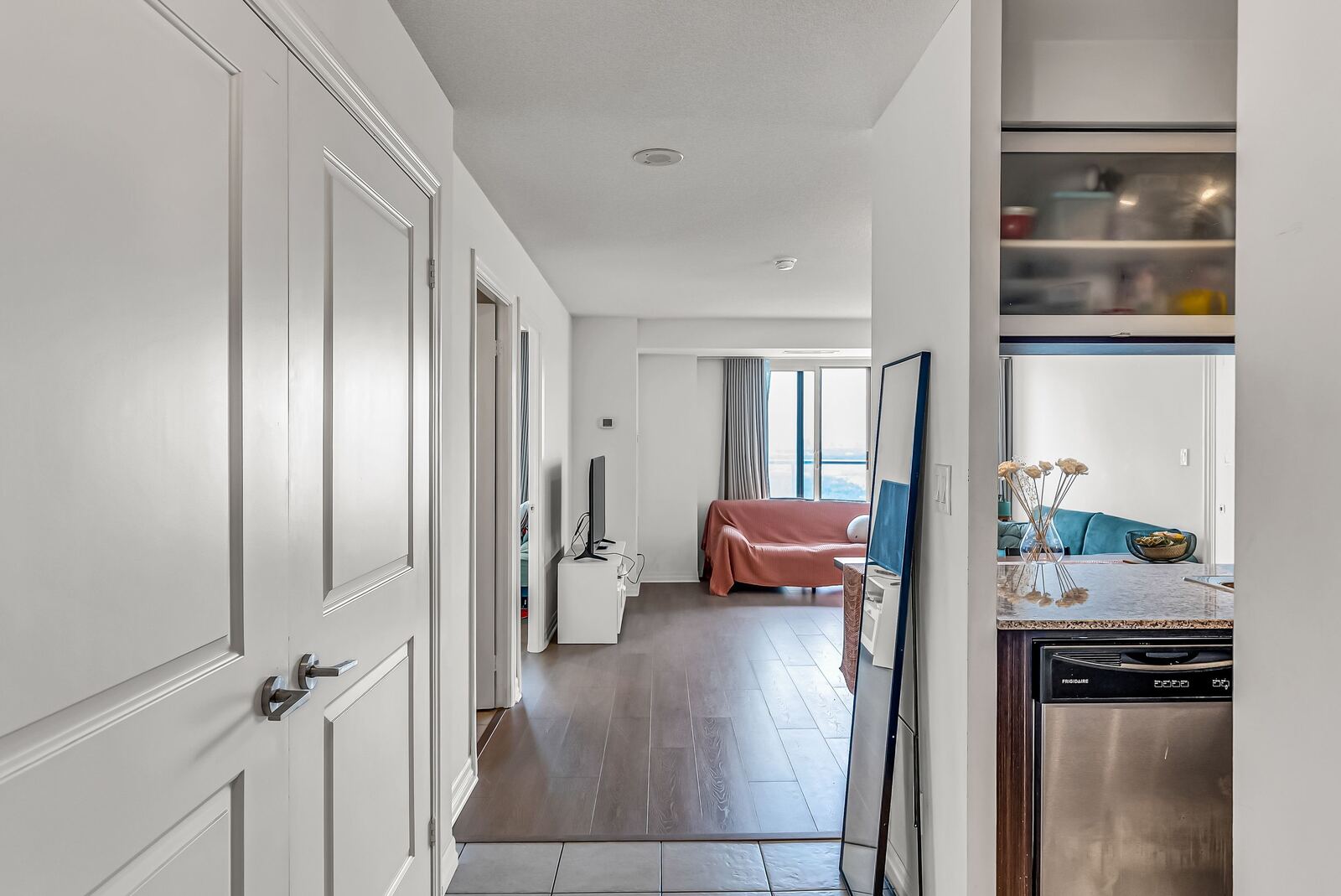 2015 Sheppard Avenue E photo 2