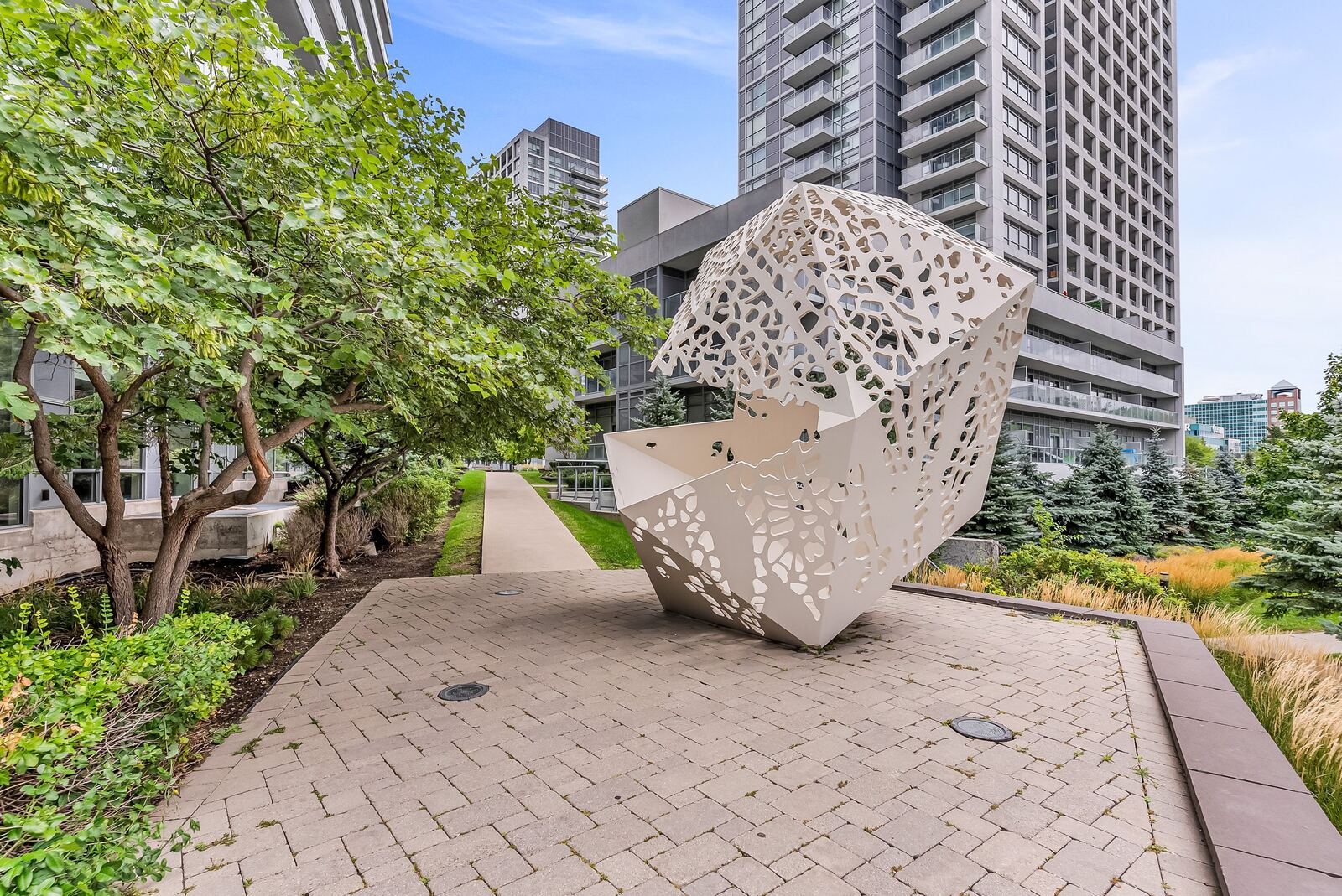 2015 Sheppard Avenue E photo 9